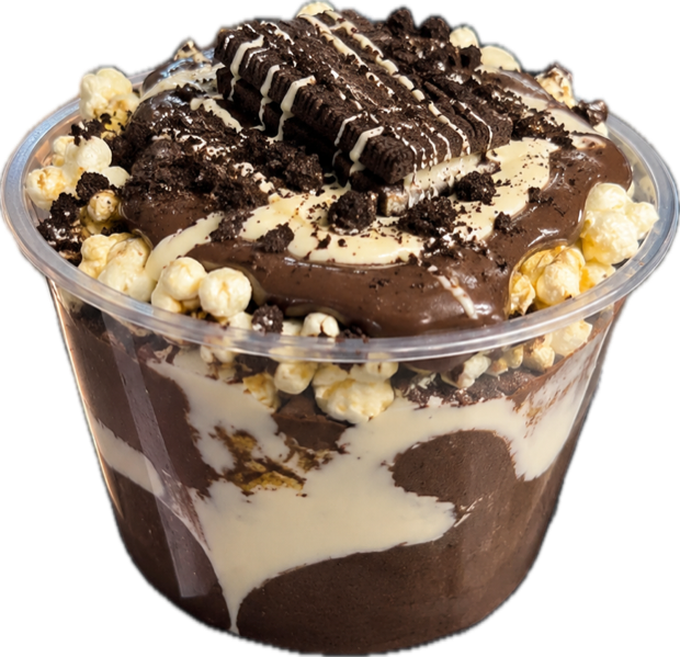 Pote de pipoca gourmet com chocolate e biscoito